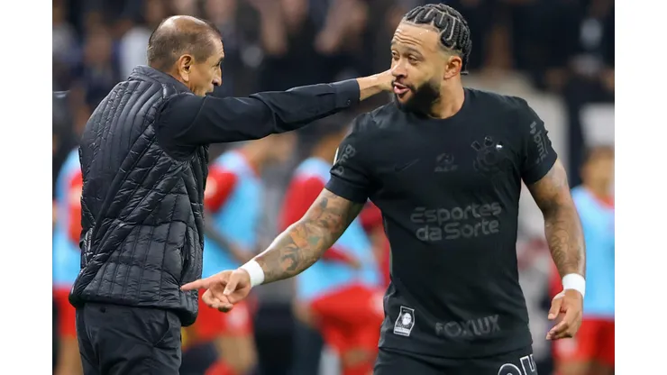 SP - SAO PAULO - 17/10/2024 - BRASILEIRO A 2024, CORINTHIANS X ATHLETICO-PR - tecnico do Corinthians Ramon Diaz e o jogador Memphis Depay durante partida contra o Athletico-PR no estadio Arena Corinthians pelo campeonato Brasileiro A 2024. Foto: Joisel Amaral/AGIF