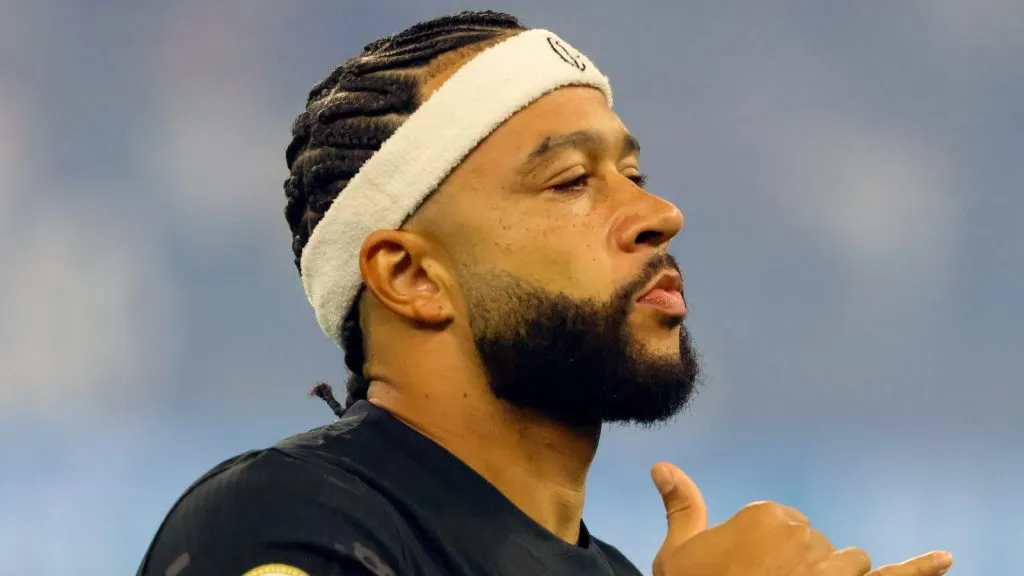 Memphis Depay em jogo entre Corinthians e Athletico.