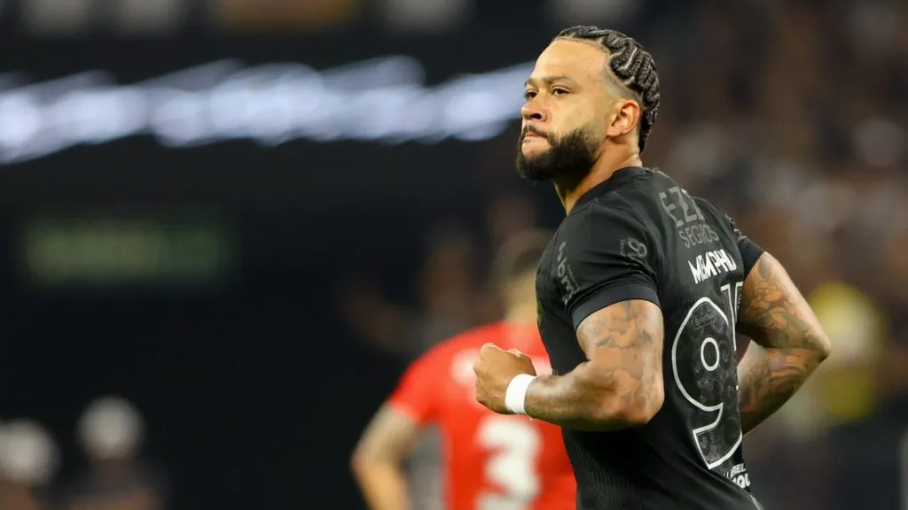 Memphis Depay em jogo entre Corinthians e Athletico.