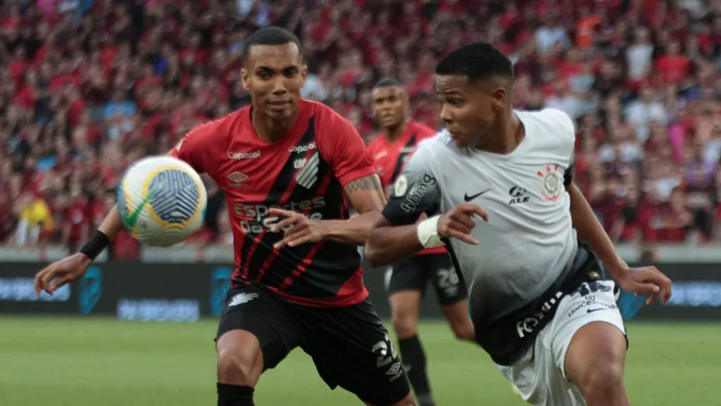 Jogo terminou em 1 a 1 no primeiro turno - Foto: Robson Mafra/AGIF.