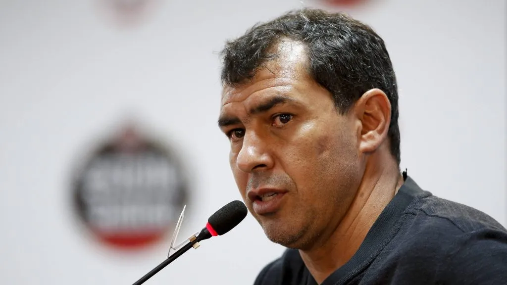 Fábio Carille de camisa preta em coletiva - Foto: IMAGO