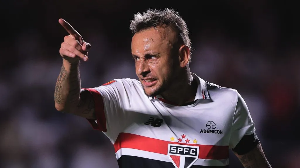 Entenda como anda a possibilidade de renovação de Rafinha com o São Paulo&nbsp;