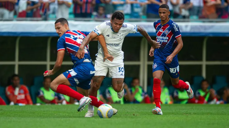 Gabriel Veron jogador do Cruzeiro com jogadores do Bahia. Foto: Jhony Pinho/AGIF