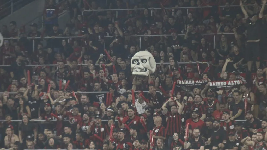 Foto: Gabriel Machado/AGIF – Torcida do Athlético-PR durante jogo na Ligga Arena