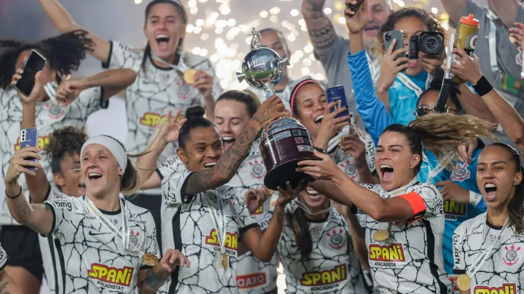 Corinthians conquista taça contra o Santa Fé em 2021. Foto: FocoUy/AGIF