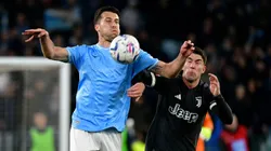 Nicolò Casale em disputa com Dusan Vlahovic em partida da Série A entre Lazio e Juventus. (Photo by Marco Rosi - SS Lazio/Getty Images)