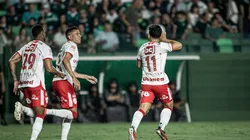 Vila Nova e Coritiba duelam pela 32ª rodada.