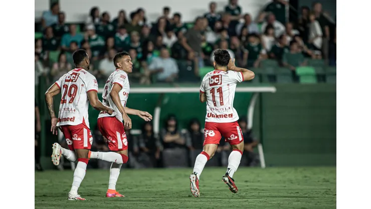 Vila Nova e Coritiba duelam pela 32ª rodada.