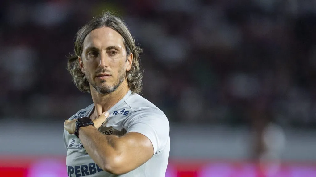 Luis Zubeldia tecnico do Sao Paulo durante partida contra o Vasco no estadio Brinco de Ouro pelo campeonato Brasileiro A 2024. Foto: Anderson Romao/AGIF