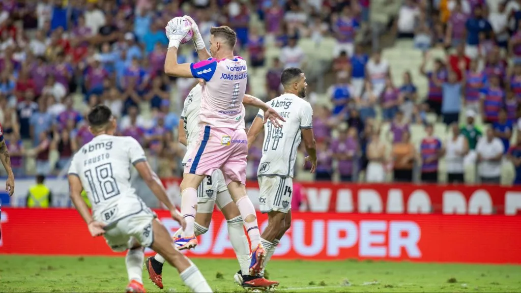 João Ricardo foi determinante para que o Fortaleza saísse com o empate – Foto: Baggio Rodrigues/AGIF