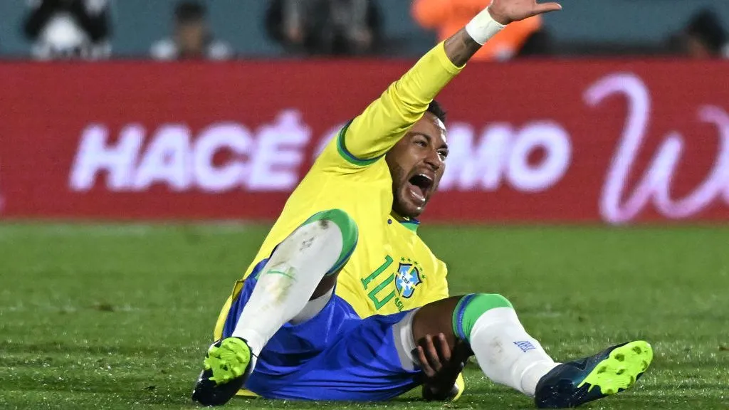 Neymar sofre lesão em Uruguai x Brasil. Foto: Guillermo Legaria/Getty Images