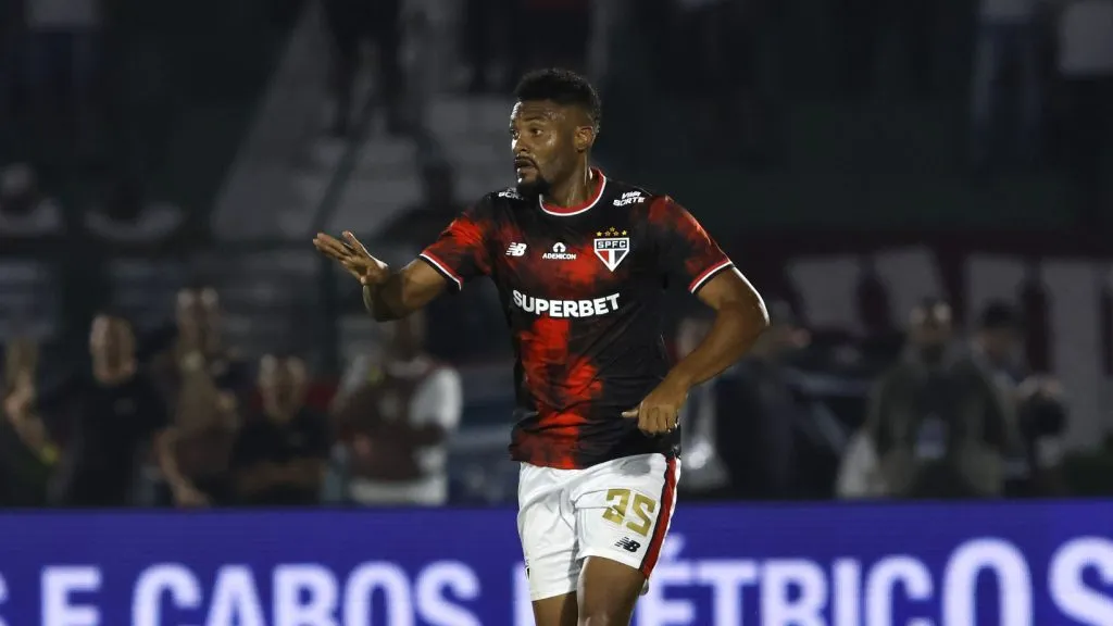 Sabino ajudou a construir o jogo de trás. Foto: Rubens Chiri / São Paulo FC