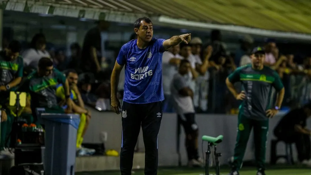 Carrile está sendo muito criticado no Santos. Foto: Marco Miatelo/AGIF
