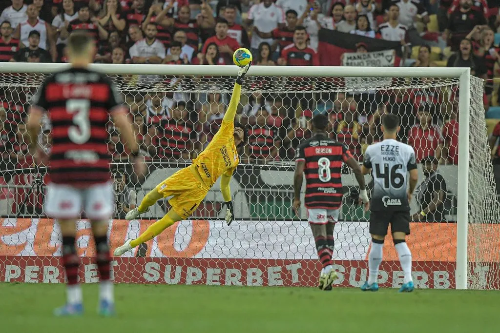 Hugo Souza atuando em Flamengo x Corinthians
