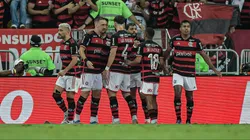 Ataque do Flamengo comemora gol no Brasileirão. Foto: Thiago Ribeiro/AGIF