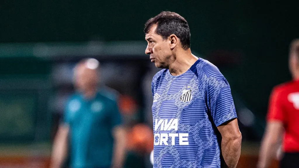 Fábio Carille tem alerta ligado nos bastidores após derrota – Fotos: Raul Baretta/ Santos FC.