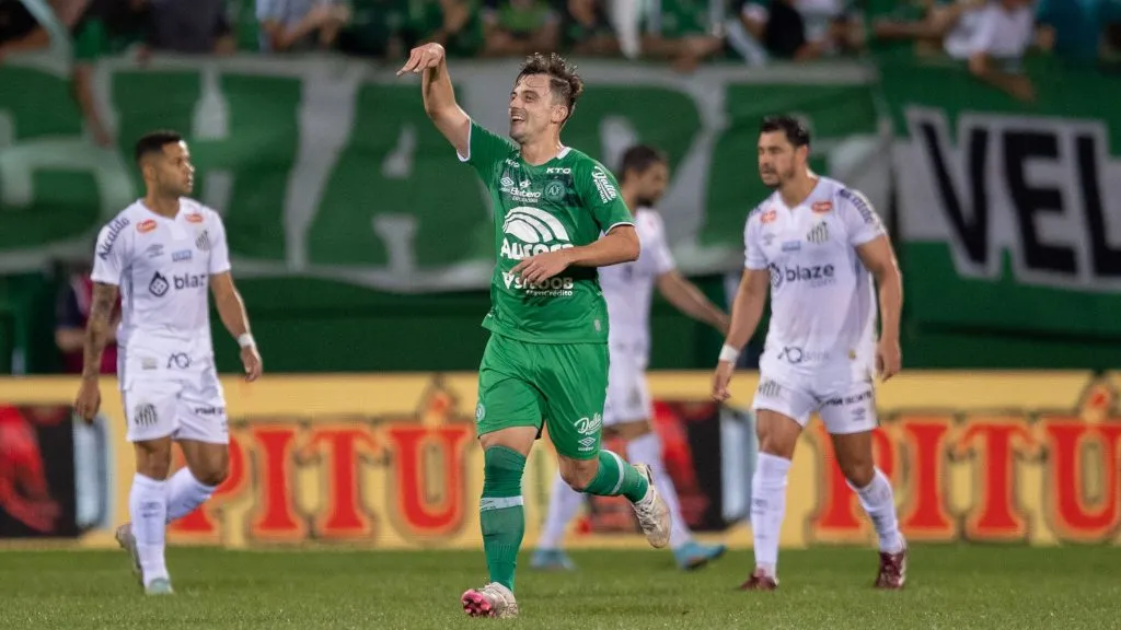 Foto: Liamara Polli/AGIF – Rafael Carvalheira jogador do Chapecoense comemora seu golcontra o Santos no estadio Arena Conda pelo Brasileirão Série B