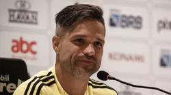 COLETIVA DIEGO RIBAS E DIEGO ALVES - O jogador Diego Ribas fala aos jornalistas durante coletiva de imprensa