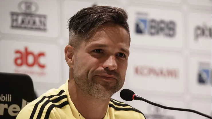 COLETIVA DIEGO RIBAS E DIEGO ALVES - O jogador Diego Ribas fala aos jornalistas durante coletiva de imprensa