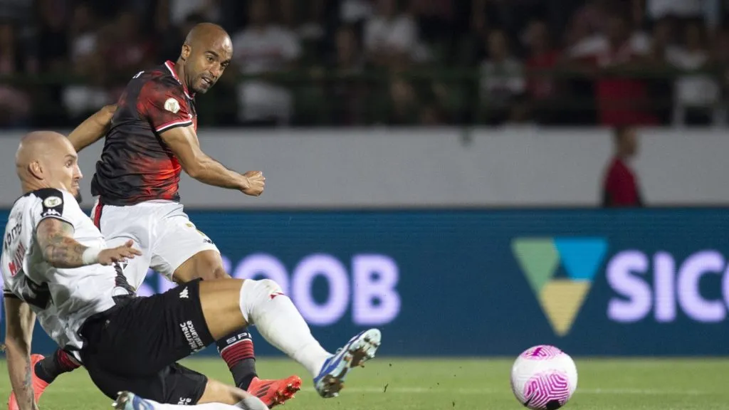 Lucas contra o Vasco. Foto: Anderson Romão/AGIF