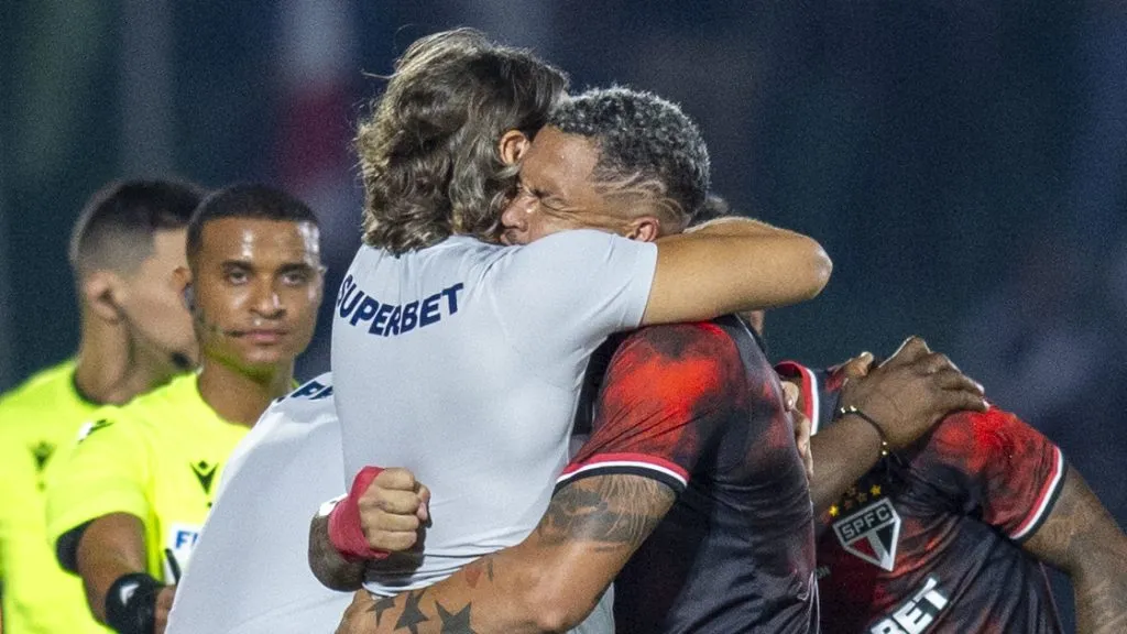 Momento do abraço entre Luciano e Zubeldía