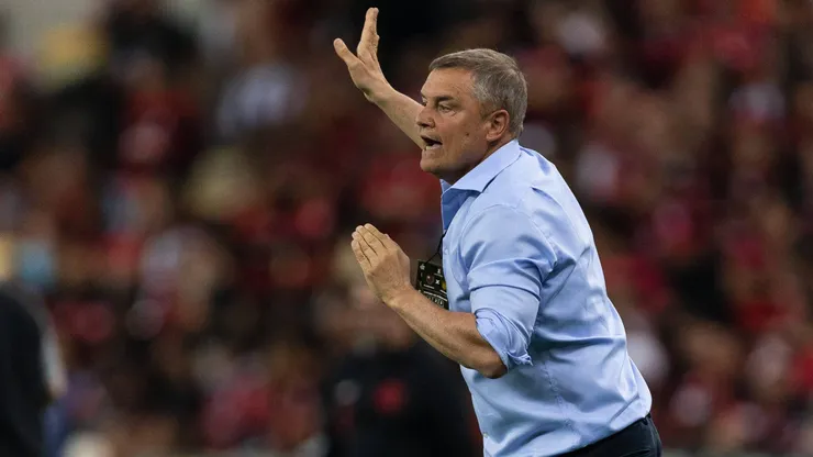 DIEGO AGUIRRE, técnico da Penarol, faz gestos durante a partida entre o Flamengo e o Penarol como parte da Copa CONMEBOL Libertadores 2024, no Maracanã