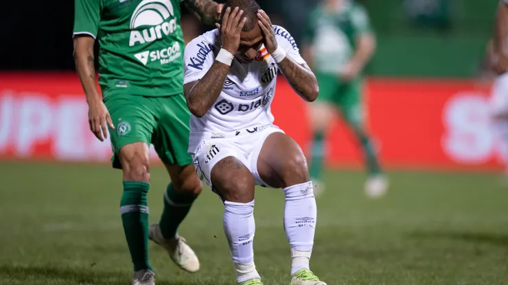 Santos tem segundo tempo muito ruim e acaba sendo derrotado pela Chape na Arena Condá