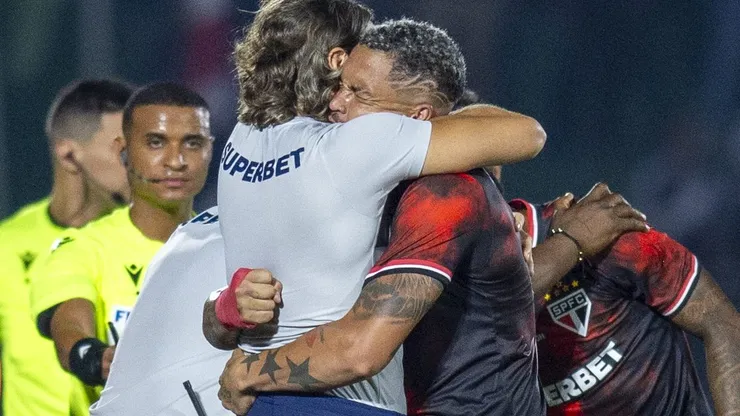Luciano jogador do São Paulo comemora seu gol com Zubeldía treinador da sua equipe durante partida contra o Vasco no Estádio Brinco de Ouro pelo Campeonato Brasileiro A 2024. Foto: Anderson Romao/AGIF