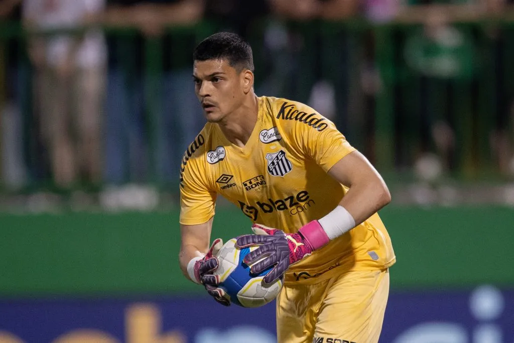 Brazão amargou nova falha recente e torcida do Peixe perdeu a paciência após revés para a Chape. Foto: Liamara Polli/AGIF