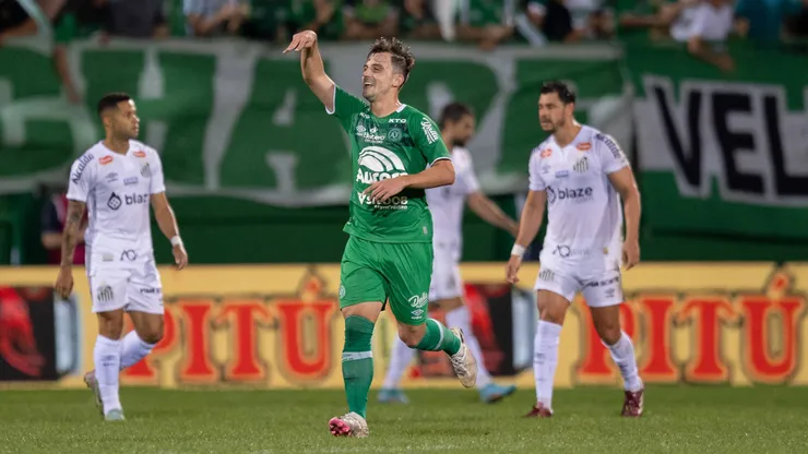 Santos falha muito na defesa e é derrotado pela Chape de virada na Arena Condá