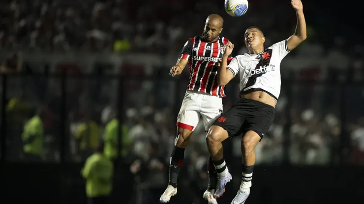 Hugo Moura jogador do Vasco disputa lance com Lucas Moura jogador do São Paulo durante partida no Estádio São Januário pelo Campeonato Brasileiro A 2024. Foto: Jorge Rodrigues/AGIF