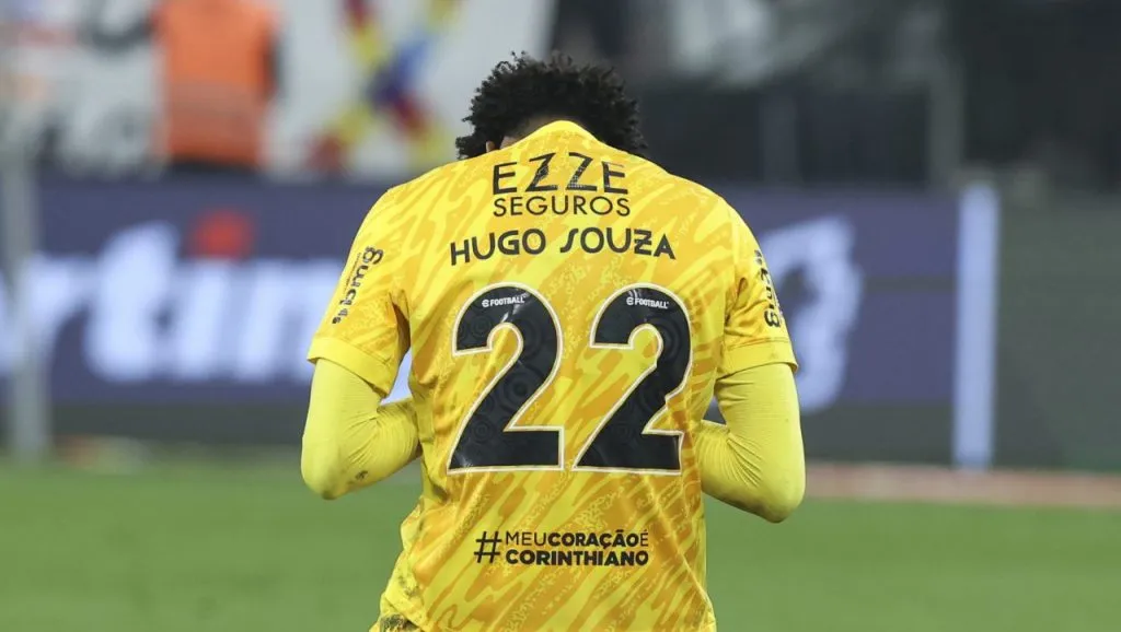Hugo Souza ajoelhado de costas com camisa amarela do Corinthians - Foto: Alexandre Schneider/Getty Images