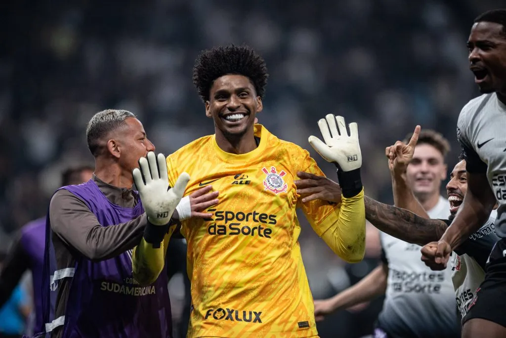 Hugo Souza foi o herói do Corinthians em disputas de pênaltis contra Juventude e Bragantino – Foto: IMAGO