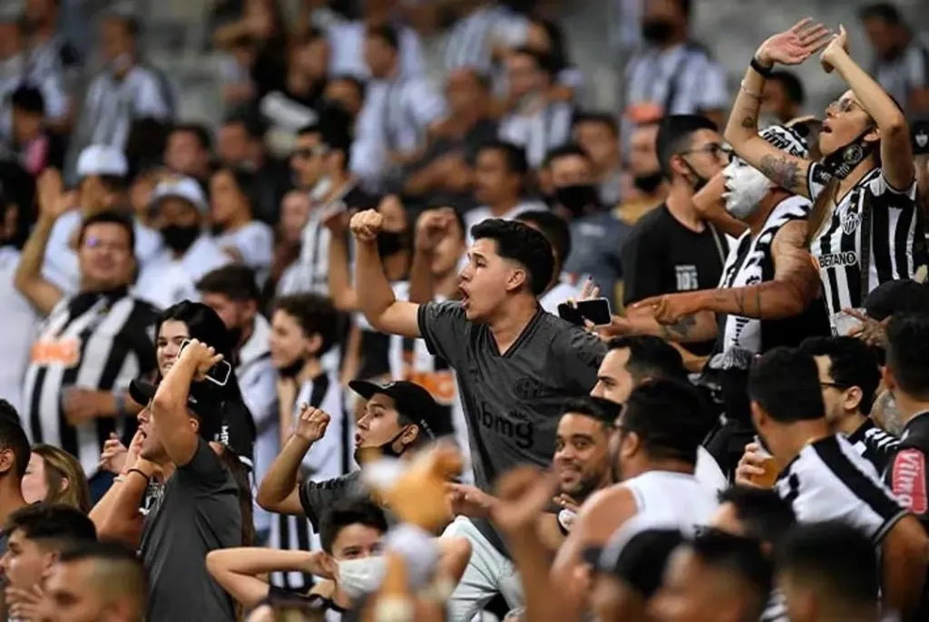 Torcedores exigem uma solução do Atlético Mineiro, pois não conseguiram comprar ingressos para o Clássico – Foto: Douglas Magno/AFP