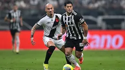 Hulk (R) do Atletico Mineiro e Maicon (L) do Vasco Da Gama lutam pela bola durante uma partida entre o Atletico Mineiro e o Vasco Da Gama como parte da Copa Do Brasil 2024 na Arena MRV Stadium em 2 de outubro de 2024 em Belo Horizonte
