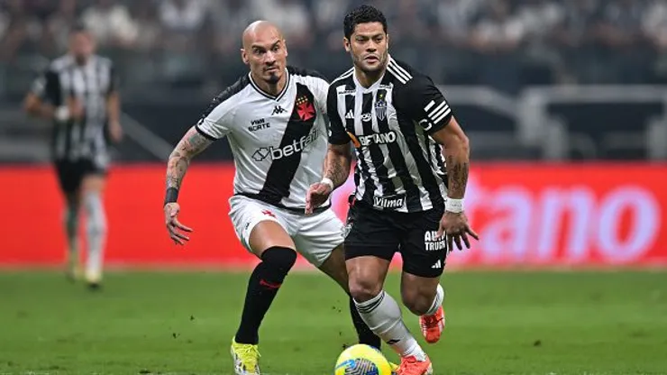 Hulk (R) do Atletico Mineiro e Maicon (L) do Vasco Da Gama lutam pela bola durante uma partida entre o Atletico Mineiro e o Vasco Da Gama como parte da Copa Do Brasil 2024 na Arena MRV Stadium em 2 de outubro de 2024 em Belo Horizonte