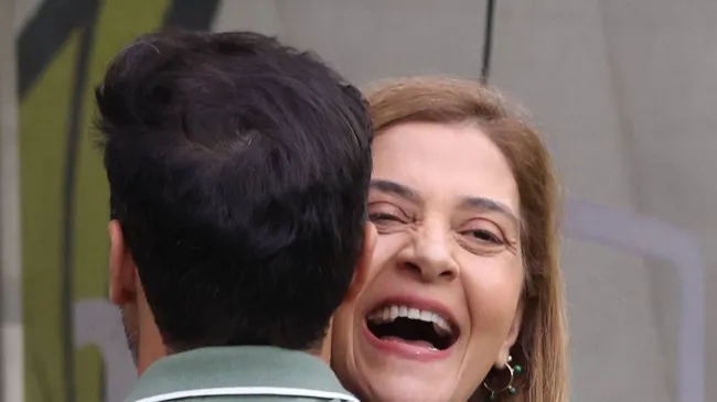 Foto: Leco Viana/Thenews2/imago images – Abel Ferreira ao lado da dirigente palmeirense na partida entra contra o Criciúma pelo Brasileirão Betano.