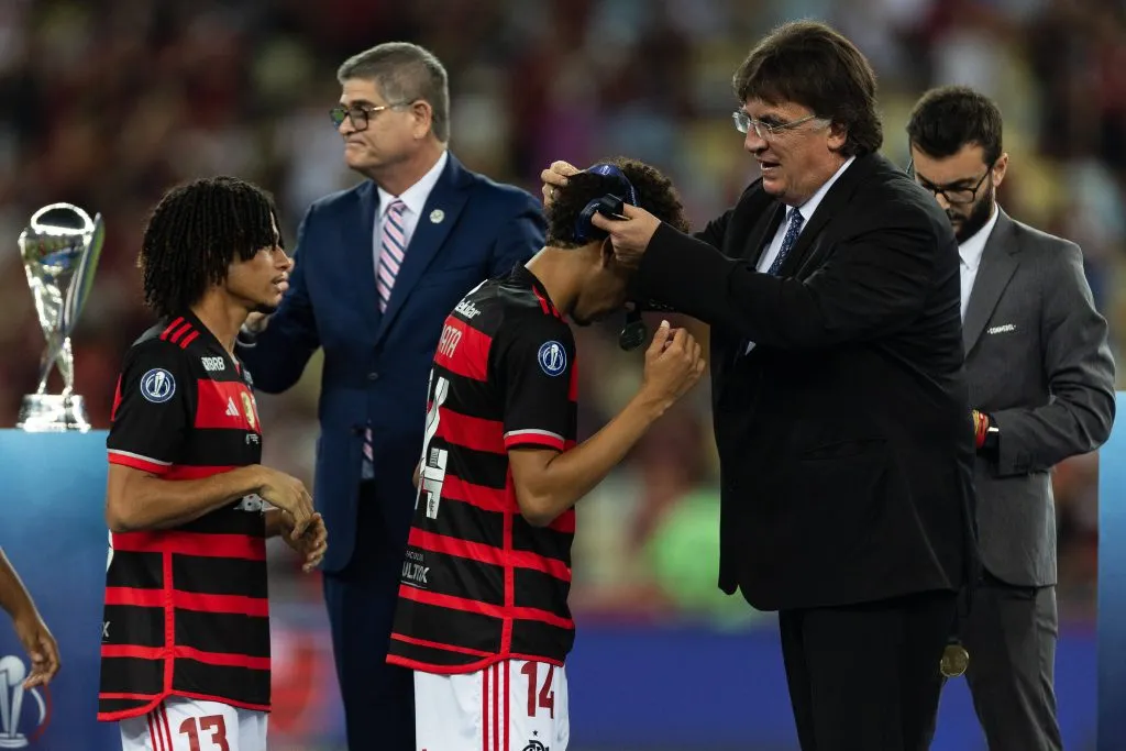 Da Mata recebendo medalha no Flamengo - Foto: IMAGO