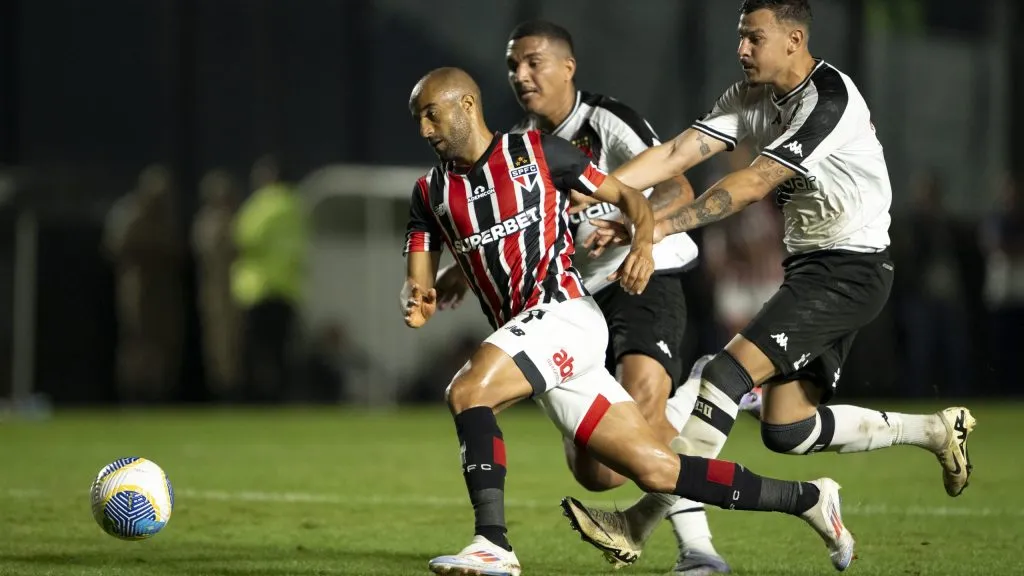 Lucas jogador do São Paulo durante partida contra o Vasco no Estádio São Januário pelo Campeonato Brasileiro A 2024. Foto: Jorge Rodrigues/AGIF