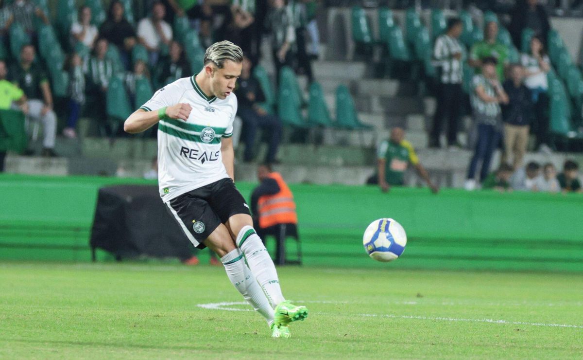 Matheus Frizzo pode ultrapassar Robson e se tornar artilheiro do Coritiba na temporada