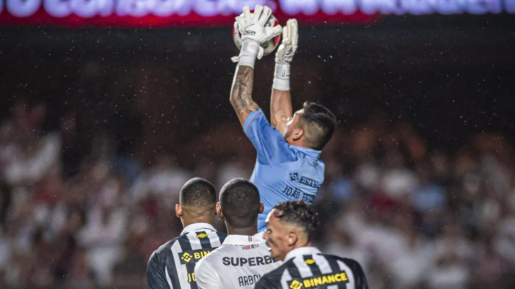 João Paulo subindo para agarrar a bola - Foto: IMAGO