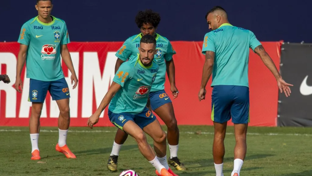 Alex Telles durante treino da Seleção Brasileira – Foto: Anderson Romao/AGIF