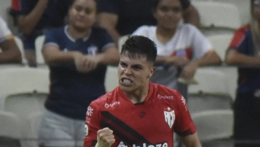 Foto: IMAGO / Sports Press Photo – Roni após marcar um gol durante o jogo do Campeonato Brasileiro entre Fortaleza x Atlético Goianiense na Arena Castelão.