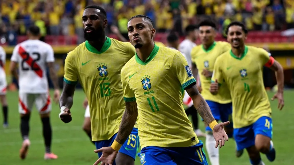 Raphinha marcou dois gols de pênaltis para o Brasil. Foto: Mateus Bonomi/AGIF