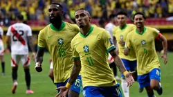 Raphinha marcou dois gols de pênaltis para o Brasil. Foto: Mateus Bonomi/AGIF