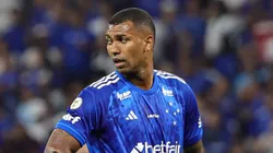 Walace, volante do Cruzeiro, durante partida contra o Atlético-MG no estádio Mineirão pelo Brasileirão