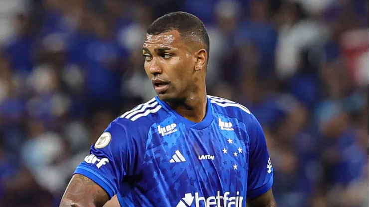 Walace, volante do Cruzeiro, durante partida contra o Atlético-MG no estádio Mineirão pelo Brasileirão