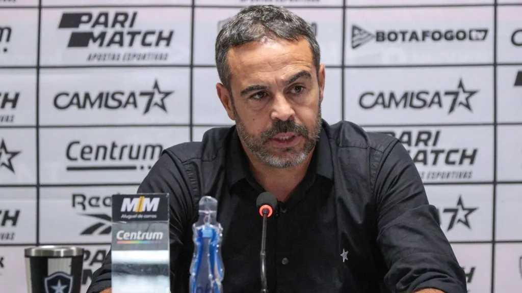 Artur Jorge é informado sobre situação do Peñarol