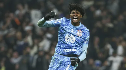 Hugo Souza, goleiro do Corinthians comemorando gol da equipe - Foto: AGIF