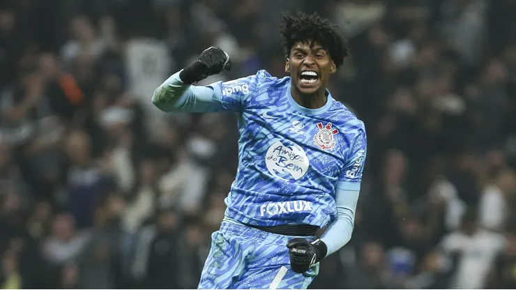 Hugo Souza, goleiro do Corinthians comemorando gol da equipe - Foto: AGIF